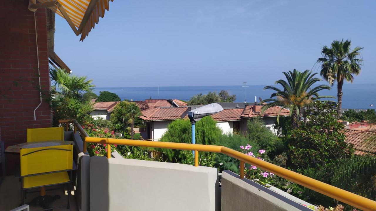 Bed and Breakfast Nero Basalto Azzurro Mare Aci Castello Zewnętrze zdjęcie