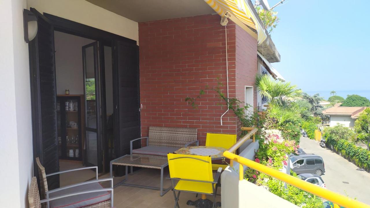 Bed and Breakfast Nero Basalto Azzurro Mare Aci Castello Zewnętrze zdjęcie