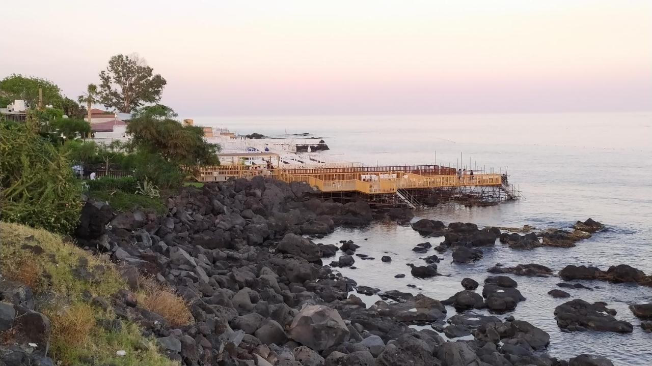 Bed and Breakfast Nero Basalto Azzurro Mare Aci Castello Zewnętrze zdjęcie