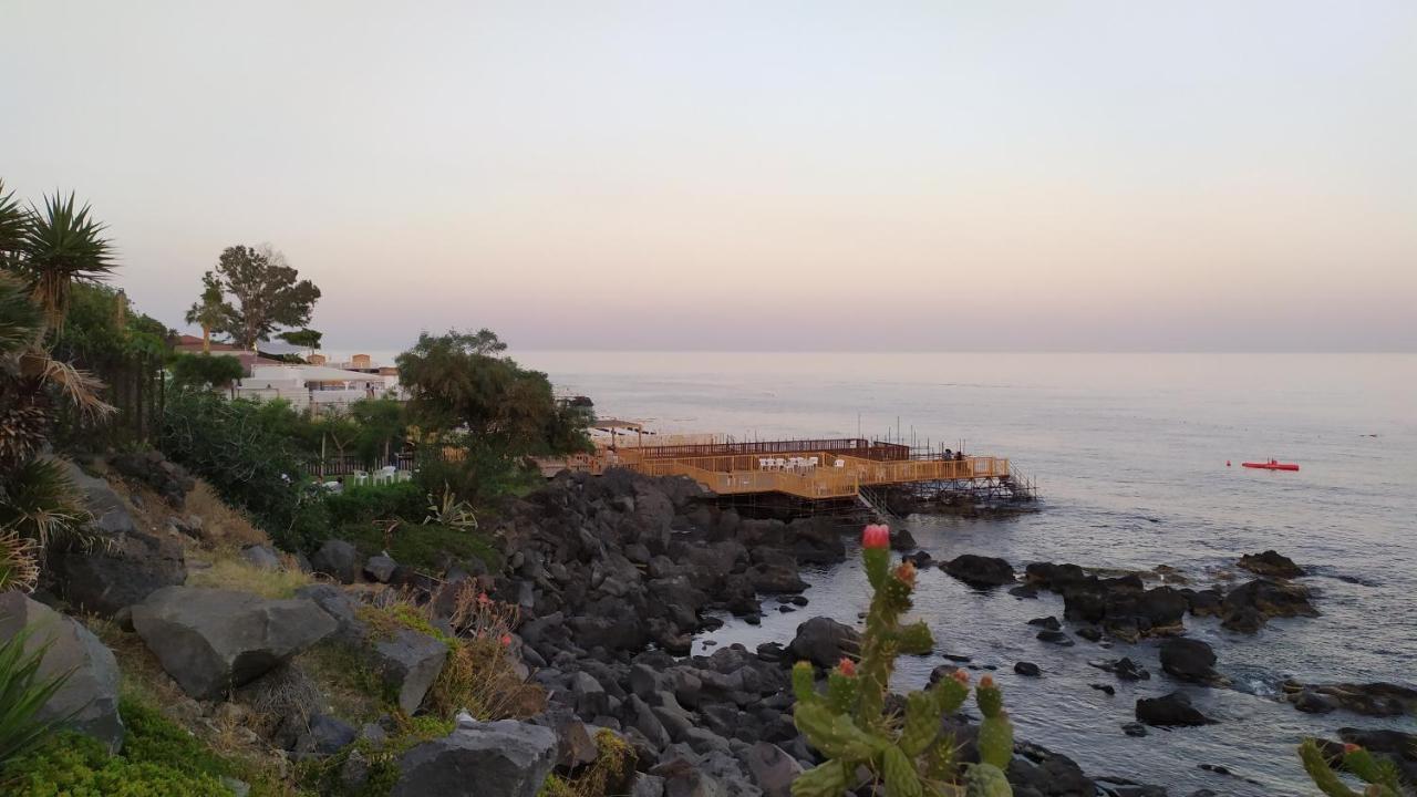 Bed and Breakfast Nero Basalto Azzurro Mare Aci Castello Zewnętrze zdjęcie